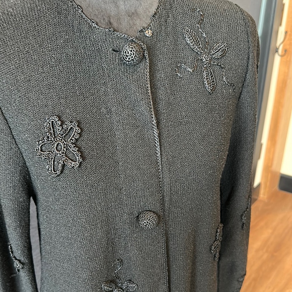 Elegant Black Cardigan with Floral Details - Picture 3 of 6